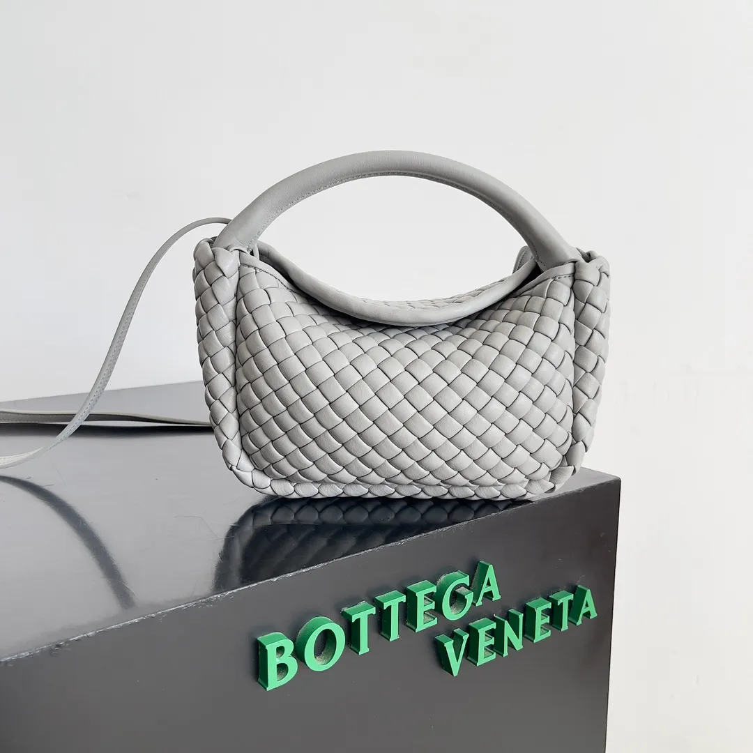Batch 1760 BOTTEGA VENETA's new mini COBBLE bag. This season's mini Cobble series brings a new style of handbag. The body of the bag resembles the shape of a "Yuanbao", giving you good luck throughout autumn and winter! This Yuanbao bag is made of three pieces of quilted cotton and has an unlined body, showing its quiet power. The bag is carefully designed to create a three-dimensional look. The joints and edges are decorated with lambskin strips to create a sense of simplicity. The handbag is not lined, so you can directly appreciate the consistent lambskin on the outside and inside. It is beautiful both inside and outside. The top handle of this handbag is made of leather-wrapped rope and is quite sturdy. The detachable shoulder strap is secured by a leather buckle inside the bag. Can be carried by hand, carried on the shoulder or cross-body, very easy to match! Style number: 805739 Size: 23*11*8cm
